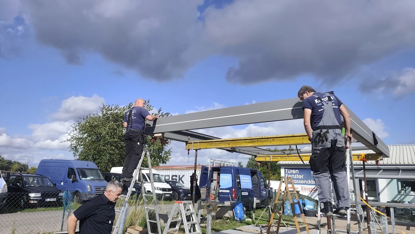 Aufbau des Rahmens für Lamellen- und Flachdach mit vorbereitetem Seitenteilbereich