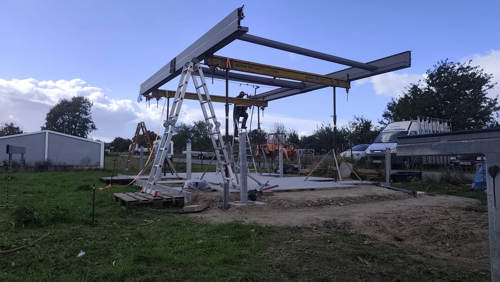 Montagestand der kombinierten Dachkonstruktion mit Traggerüst an der Ausstellung