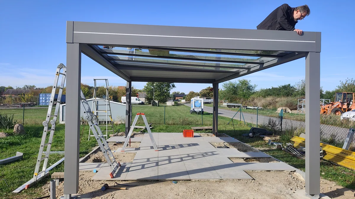 Gemeinsamer Rahmen mit verglaster Dachzone und Lamellenfeld in der Karalus-Ausstellung