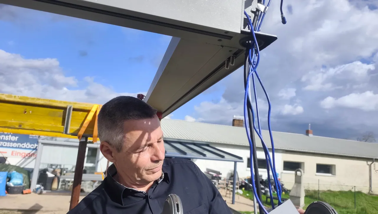 Detail der offenen Eckverbindung mit vorbereiteten Leitungen beim Lamellendach-Aufbau in Hönow