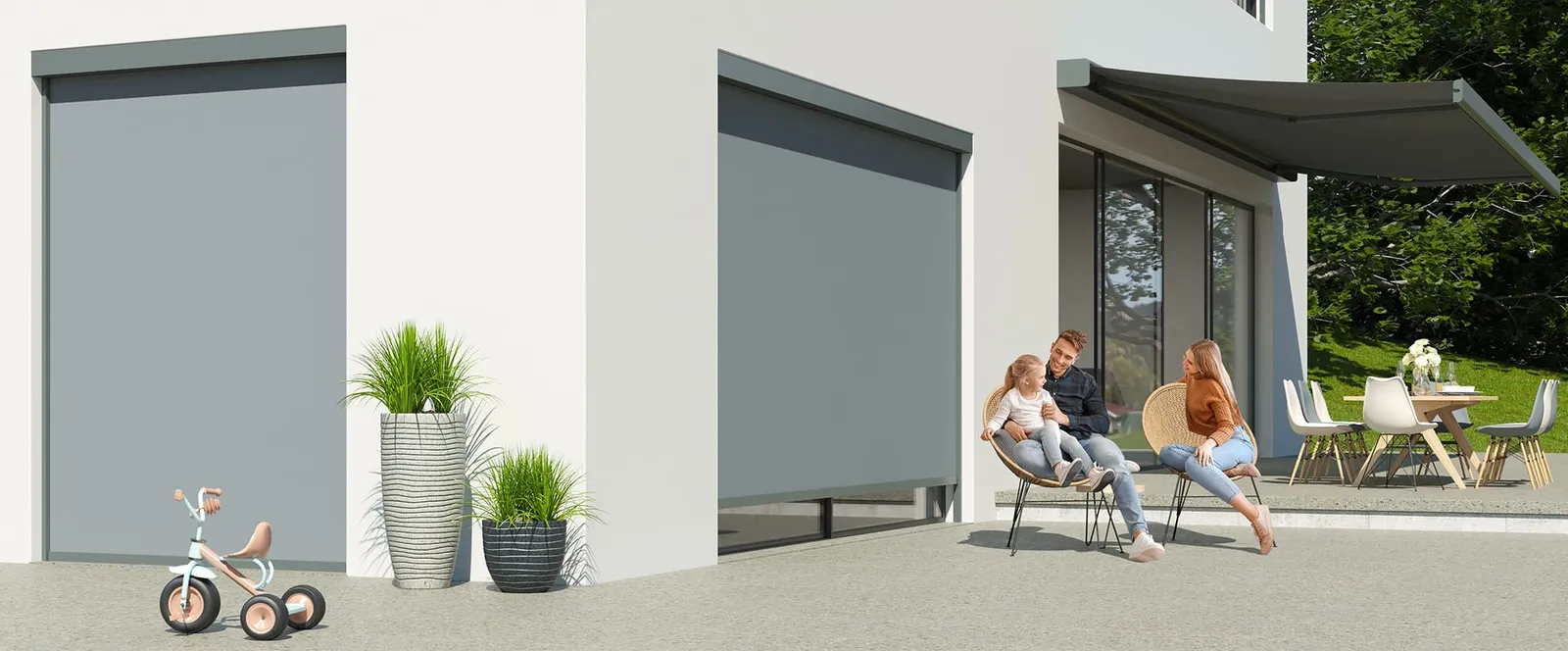 Eine Familie sitzt vor ihren KADECO Fenstermarkisen