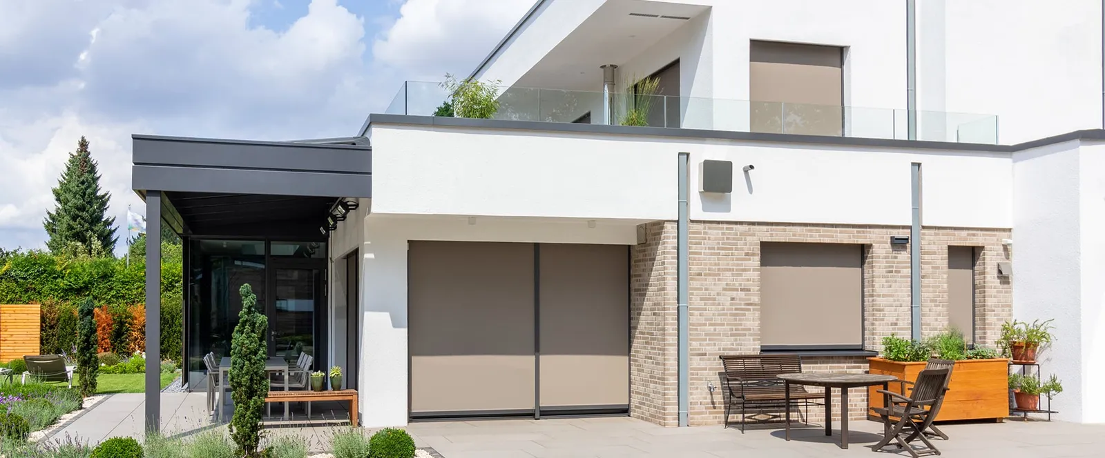 Modernes Haus mit KADECO Fenstermarkisen