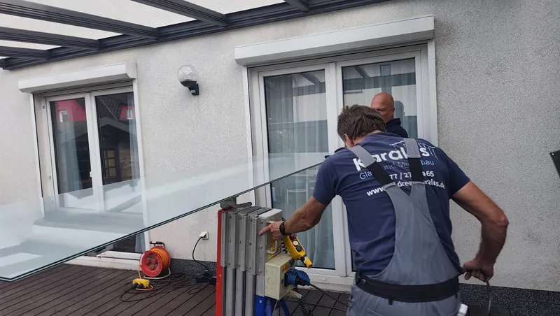 Karalus-Team beim Einsetzen der Glasscheibe mit einem Glaslift