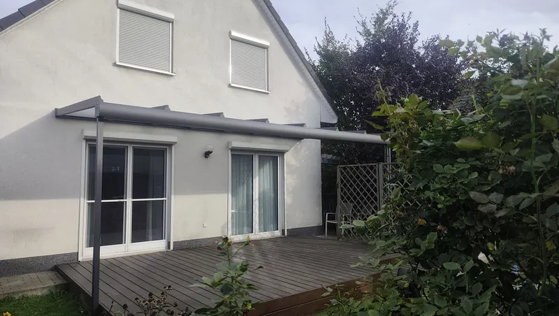 Terrassendach in DB 703 mit zwei Frontstützen über der Hochterrasse in Berlin-Köpenick
