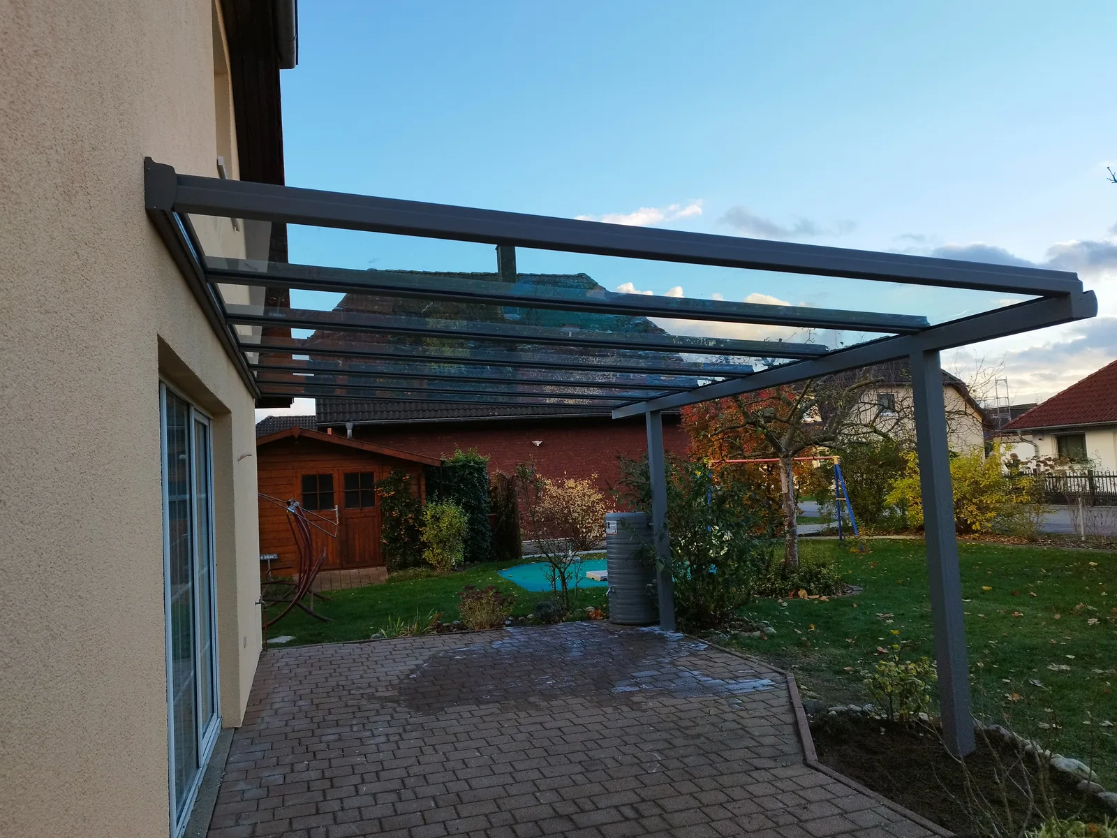 Transparente Dachfläche und freie Front eines eigenen Terrassendachs