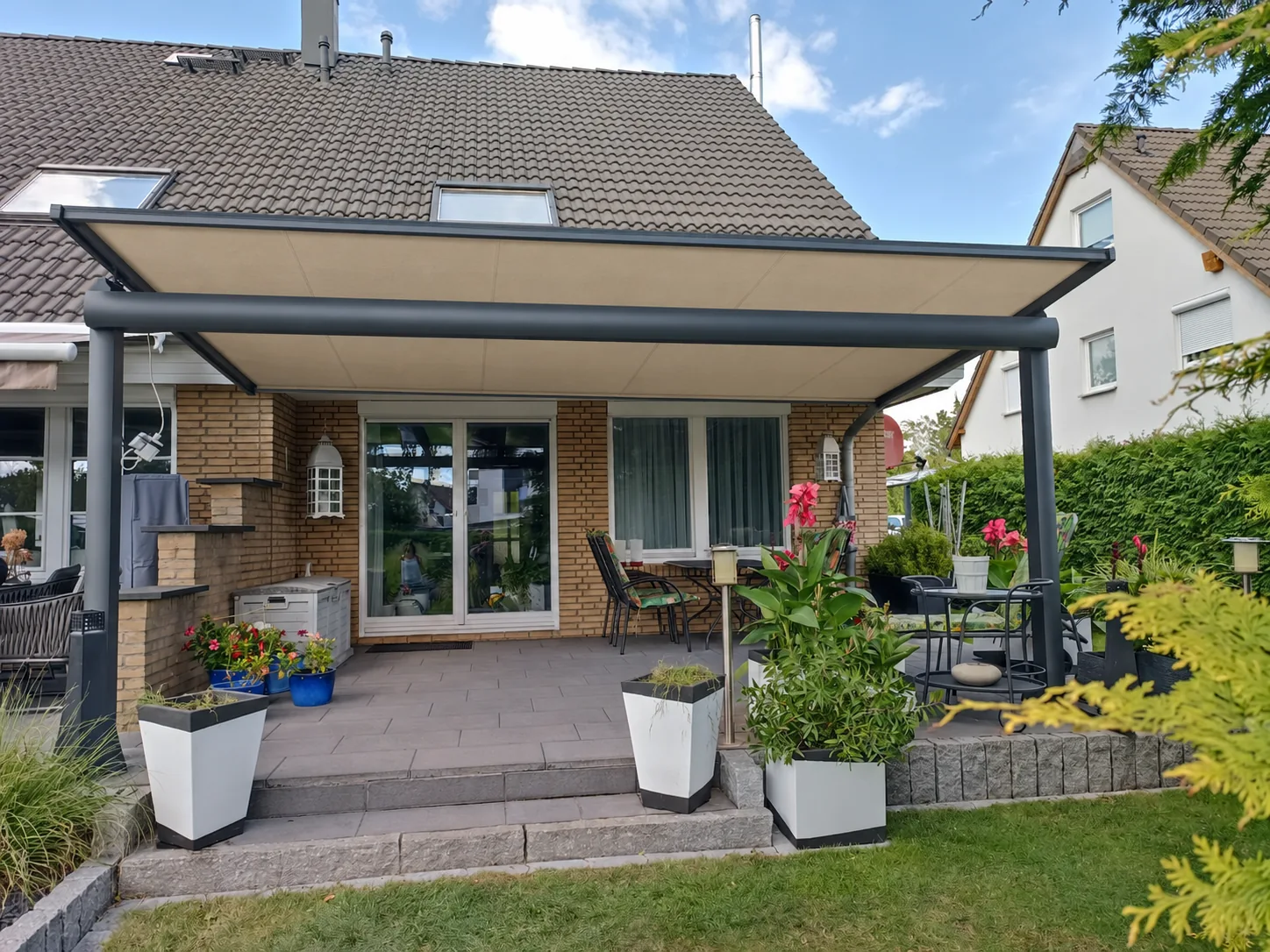 KI-Entwurf auf eigener Fotobasis: Pergola-Markise mit geführtem Textildach und zwei Frontstützen