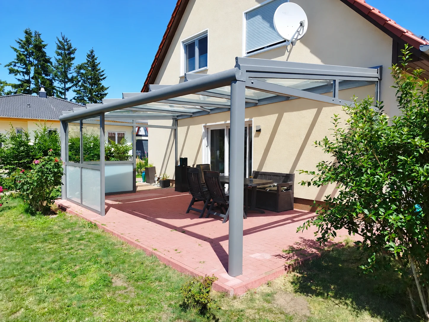 Eigenes Bernauer Terrassendach, mit KI von Personen und hängendem Stoff unter dem Glas bereinigt
