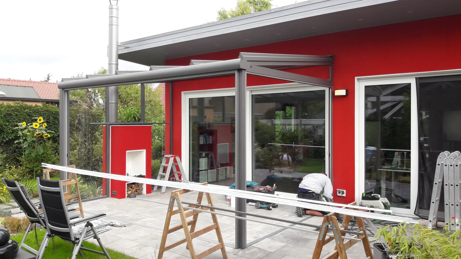 Arbeiten an Seitenelementen und Profilen am Boden einer eigenen Terrasse