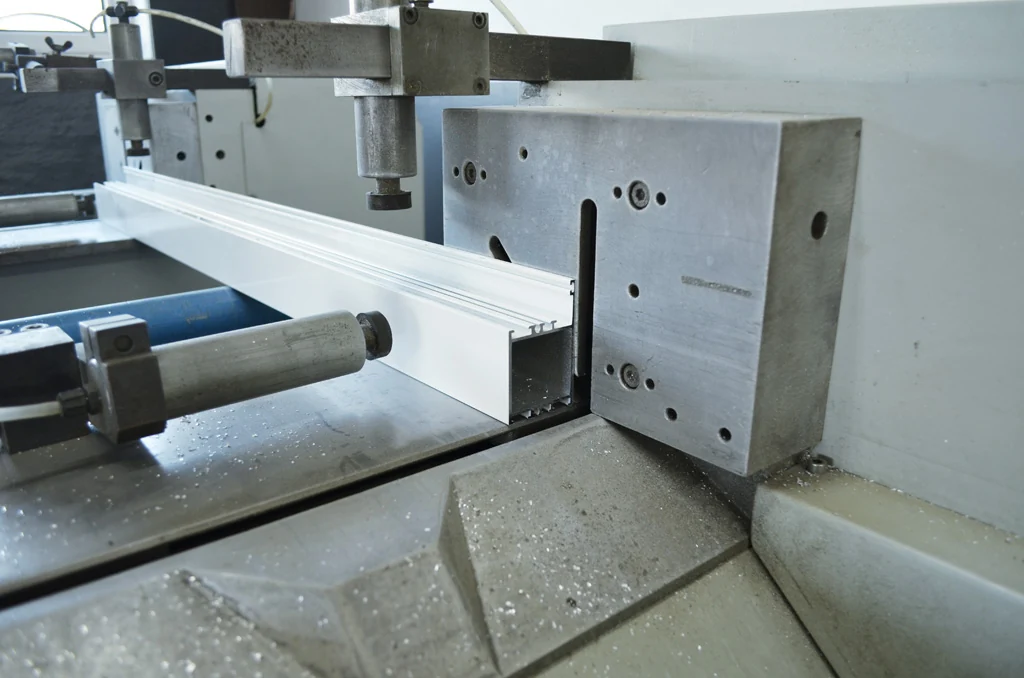 Aluminiumprofil in der eigenen Karalus-Werkstatt bei der Vorbereitung