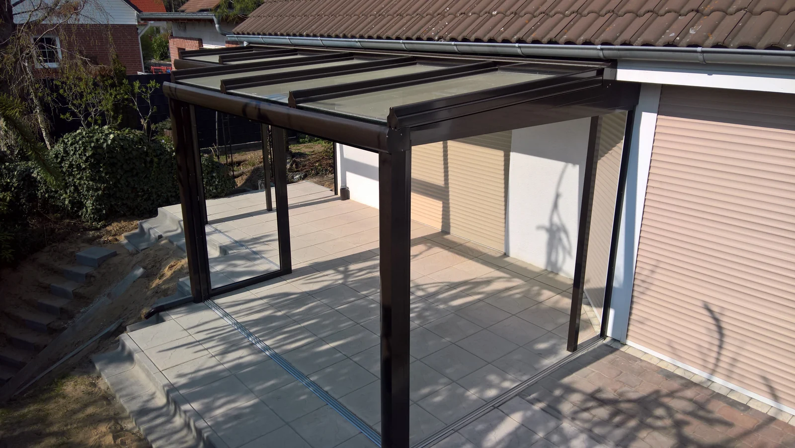 Eigene Überdachung in Schöneiche mit seitlicher Verglasung und Zugang zur Terrasse