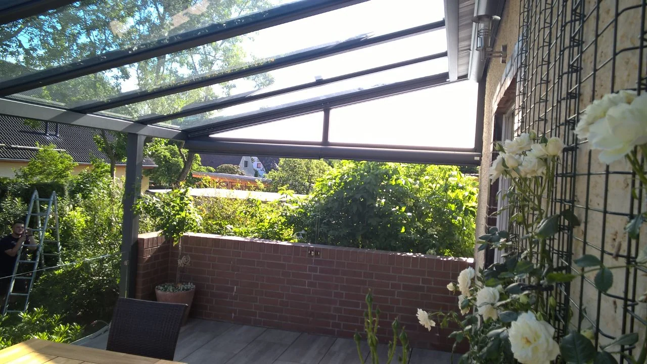 Eigenes Glasdach an einer Natursteinfassade mit Blick in den Garten