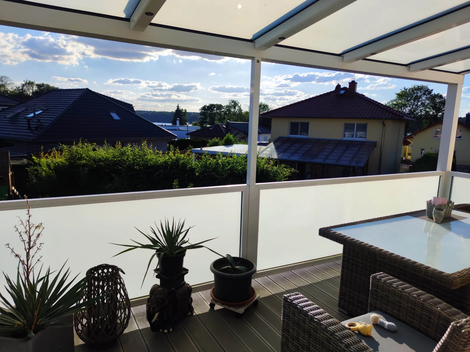 Sitzbereich mit weitem Ausblick unter einem eigenen Dach auf einem Balkon