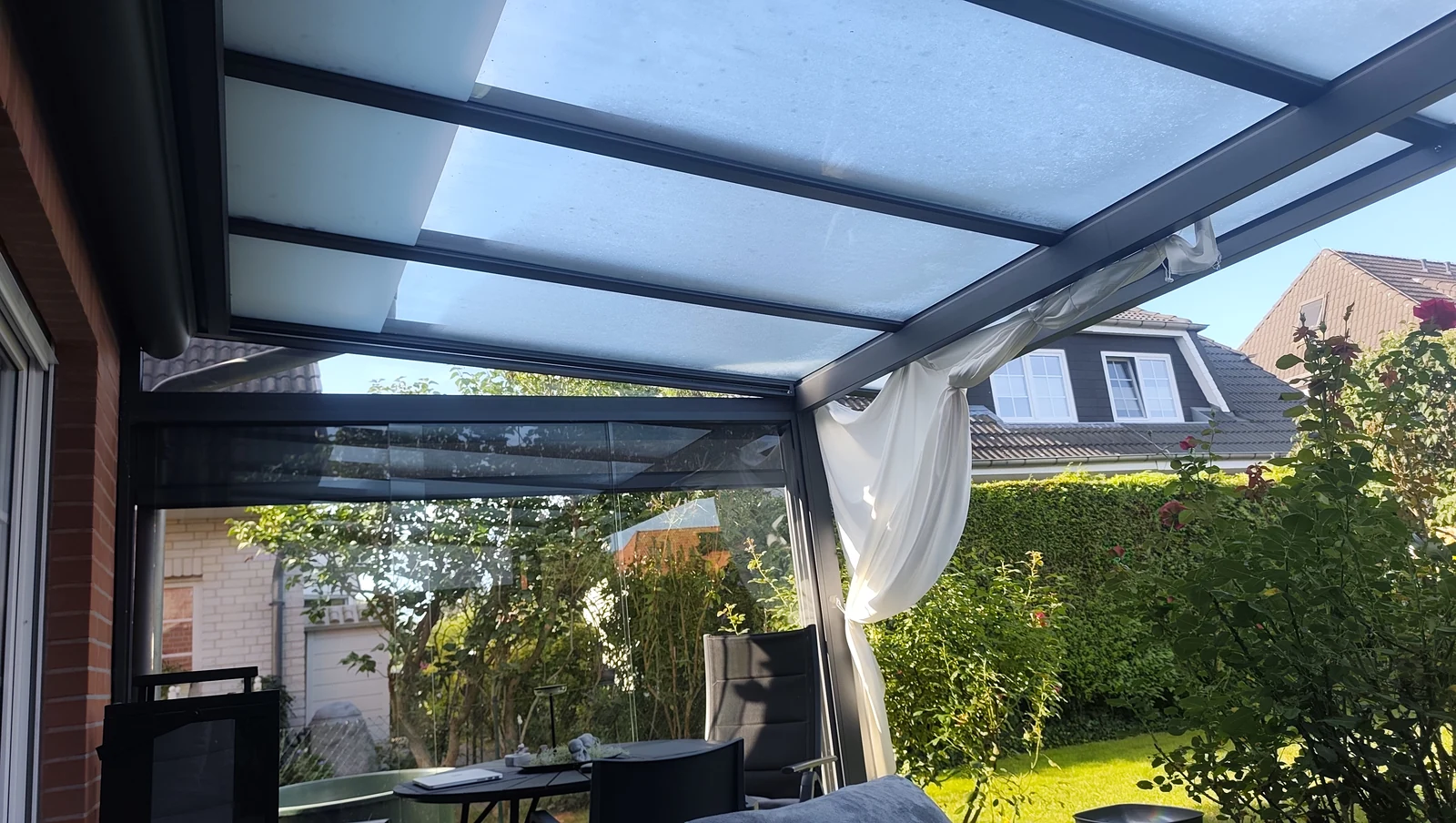 Blick unter die klare Glasfläche bei eingefahrener Dachbeschattung