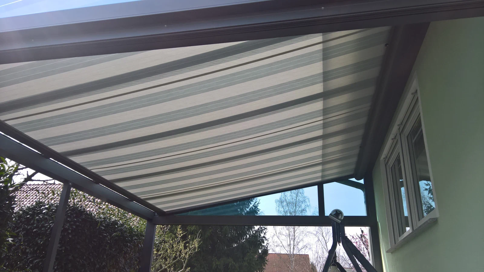 Gestreiftes Markisentuch unter Aluminium-Glasdach
