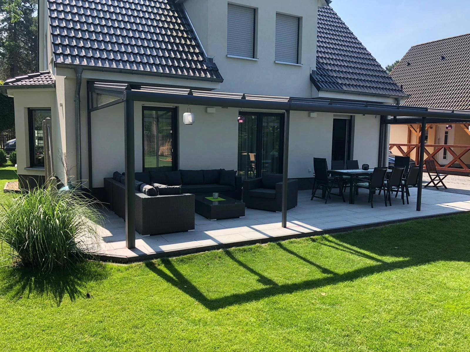 Eigene Karalus-Überdachung mit Sitzbereich an einem Haus in Berlin-Mahlsdorf