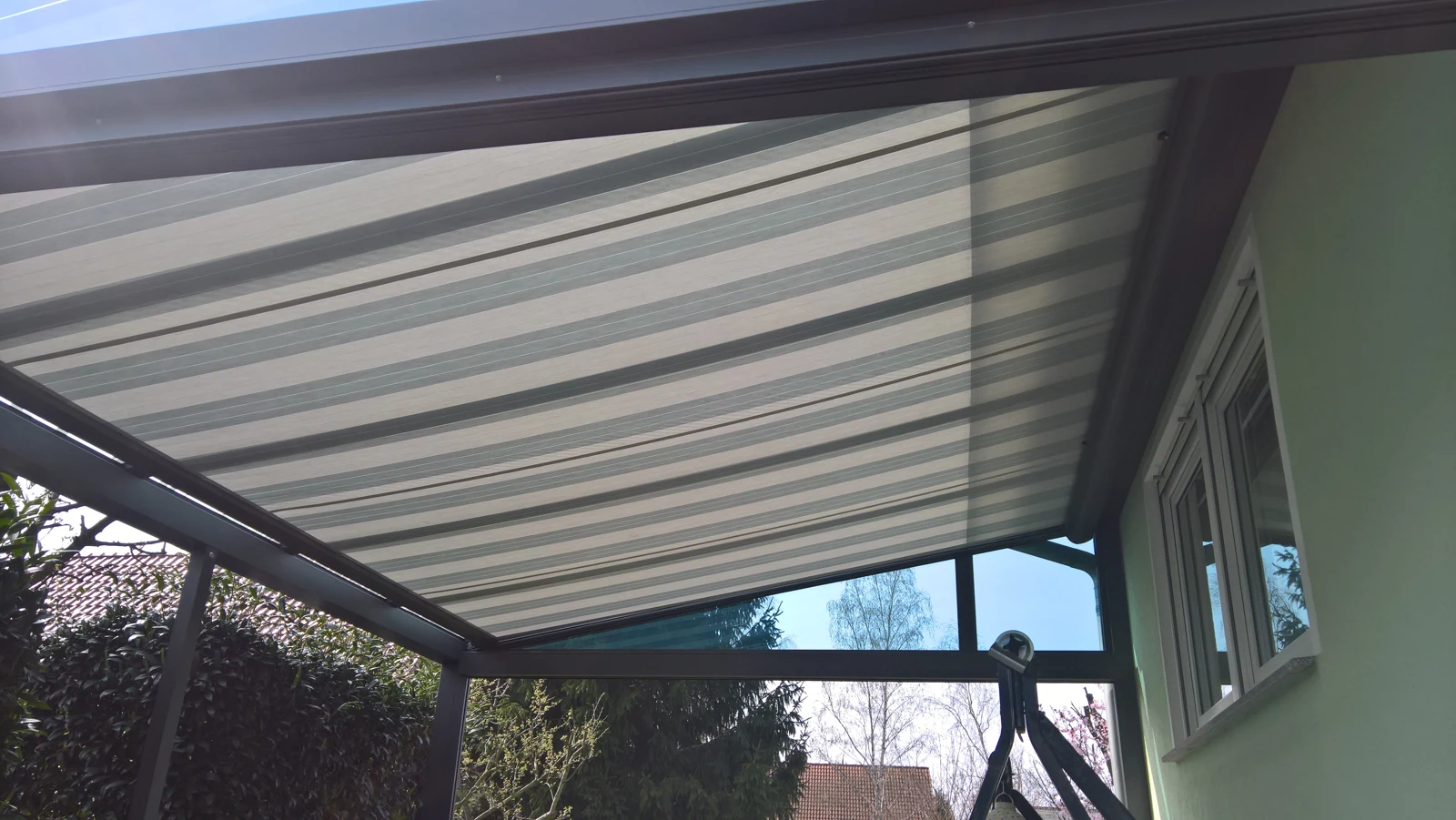Gestreiftes Markisentuch unter Aluminium-Glasdach