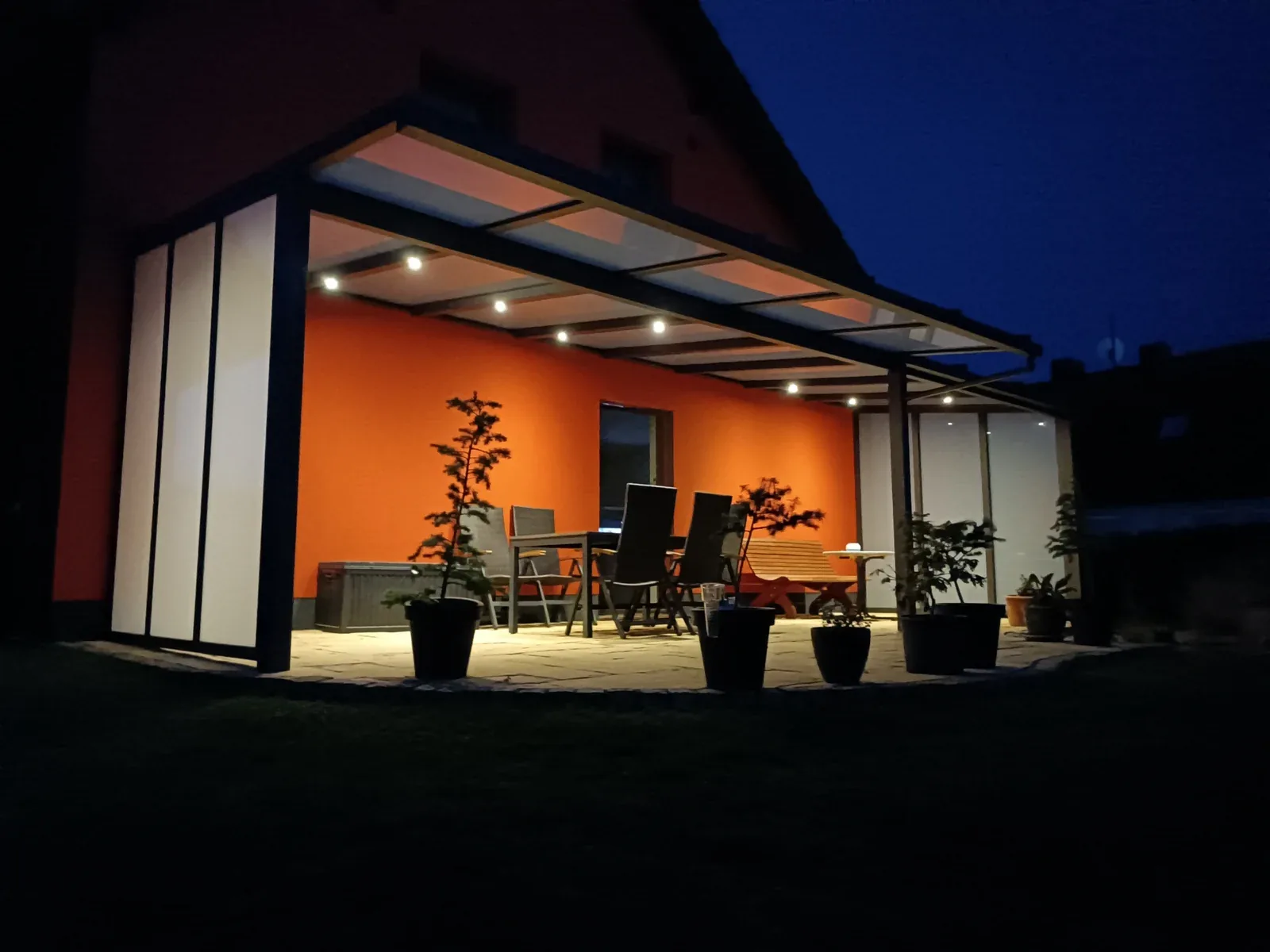 Eigene beleuchtete Terrassenüberdachung in Fredersdorf-Vogelsdorf am Abend