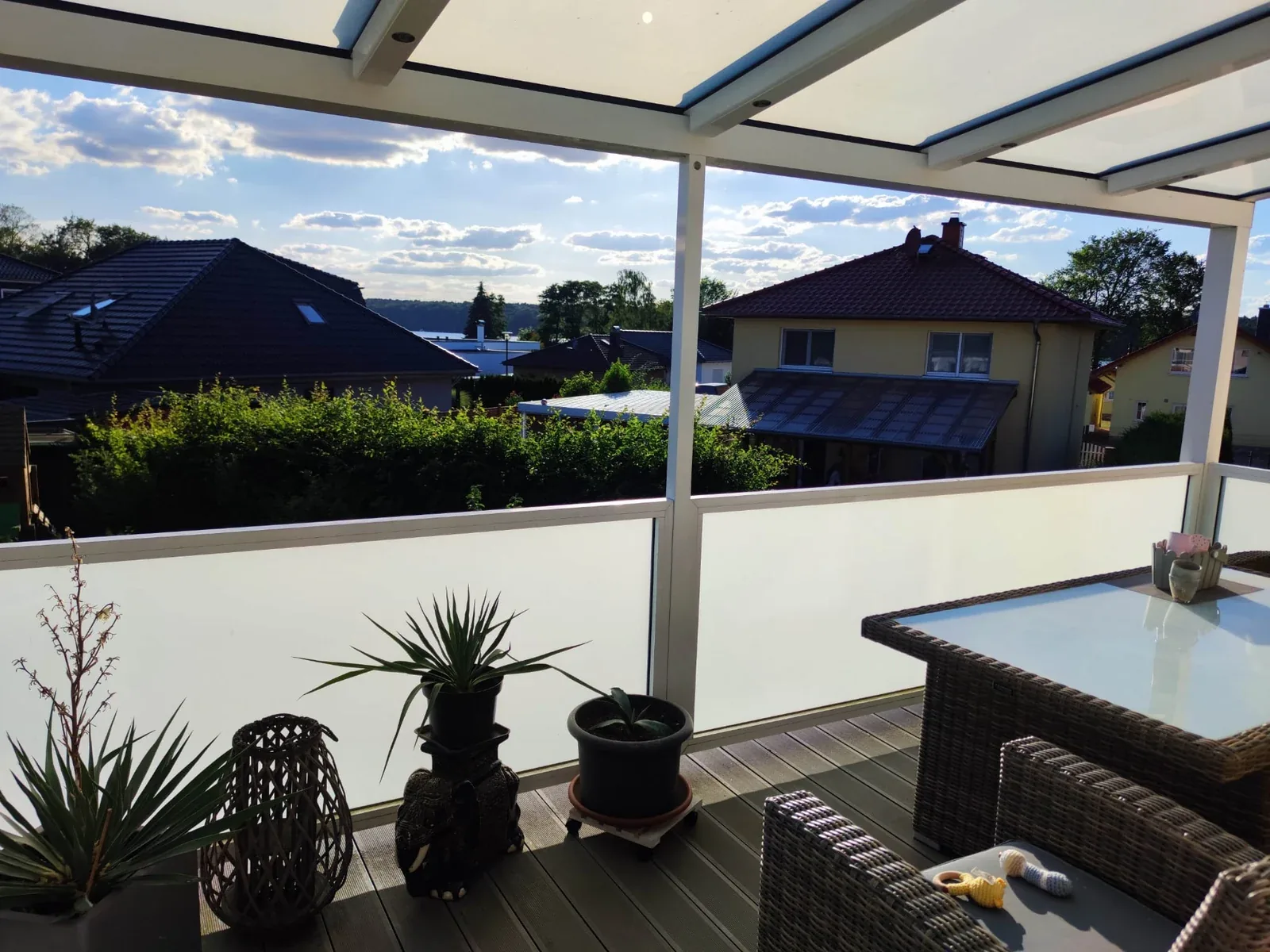 Sitzbereich mit weitem Ausblick unter einem eigenen Dach auf einem Balkon