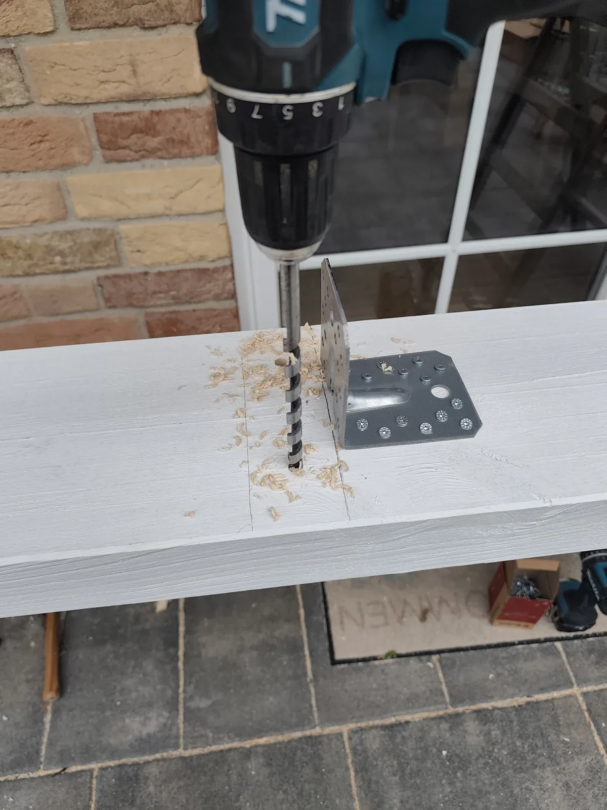 Detail einer Holzverstärkung während der Vorbereitung eines Dachkastenanschlusses