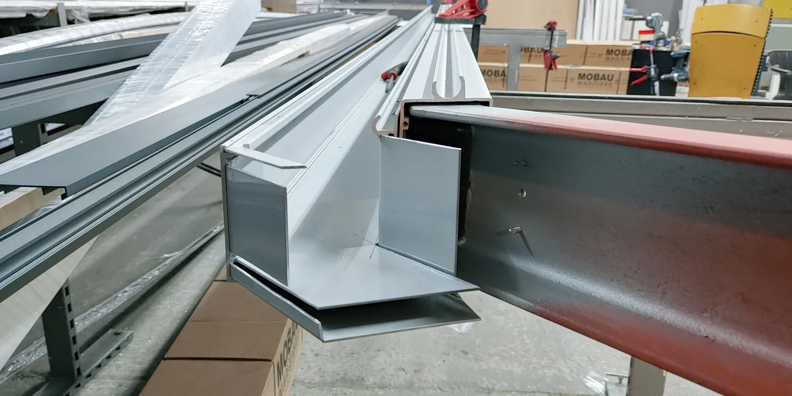 Vorbereitete Rinne und Aluminiumbauteile auf einer Werkbank bei Karalus