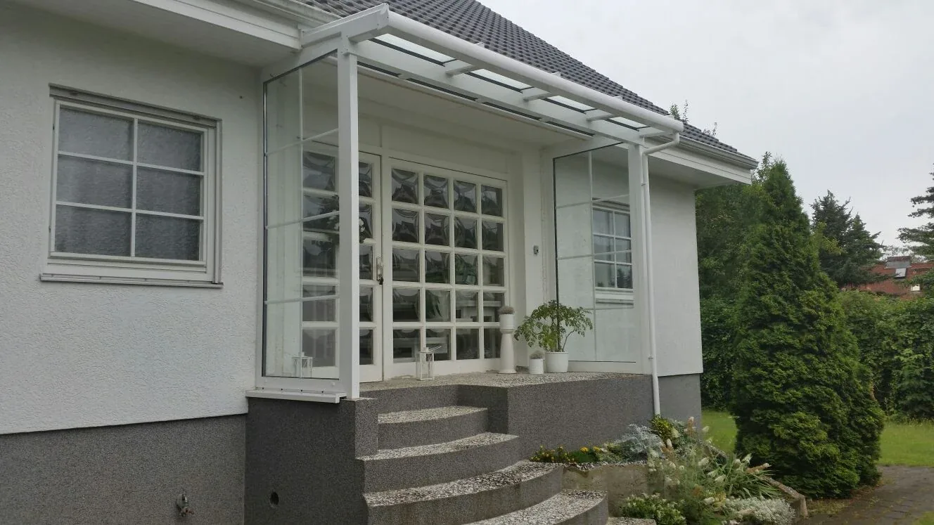 Weißes Terrassendach mit Anschluss an die Hausfassade und bestehende Terrasse