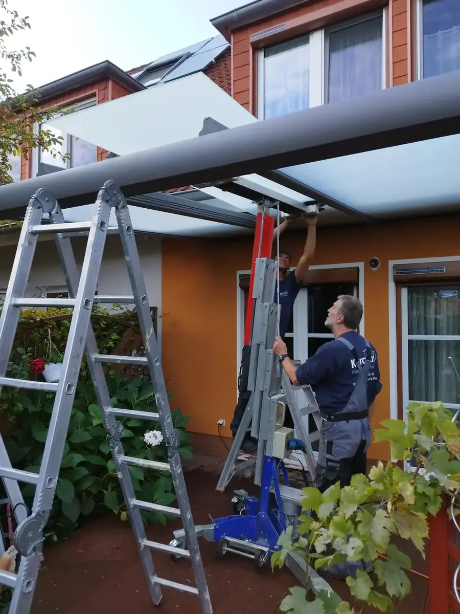 Glasscheibe wird mit dem Glaslift am Terrassendach angehoben