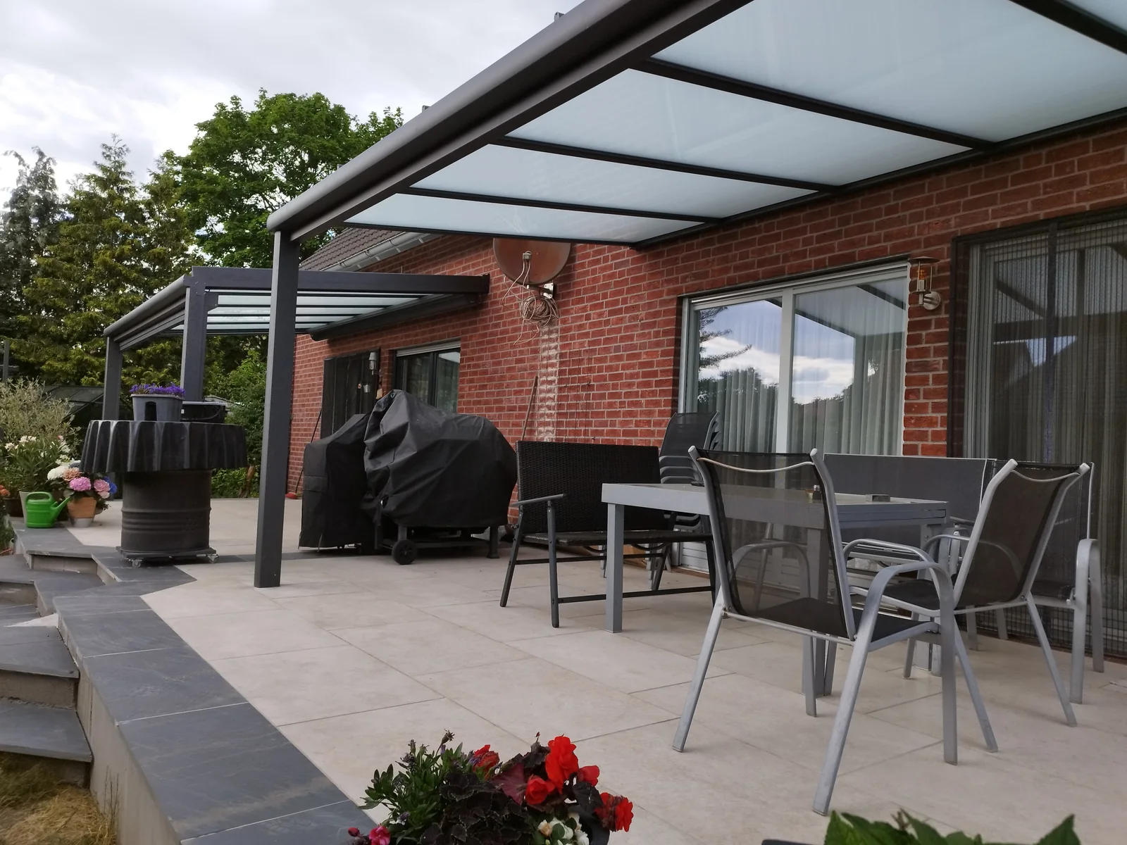 Zwei nebeneinander gebaute Terrassendächer an einem Doppelhaus in Oranienburg