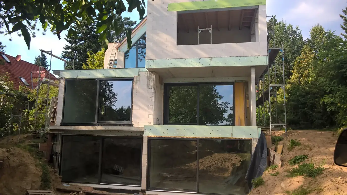 Bauzustand der Villa in Wandlitz mit großformatigen heroal Fenster- und Hebe-Schiebeelementen