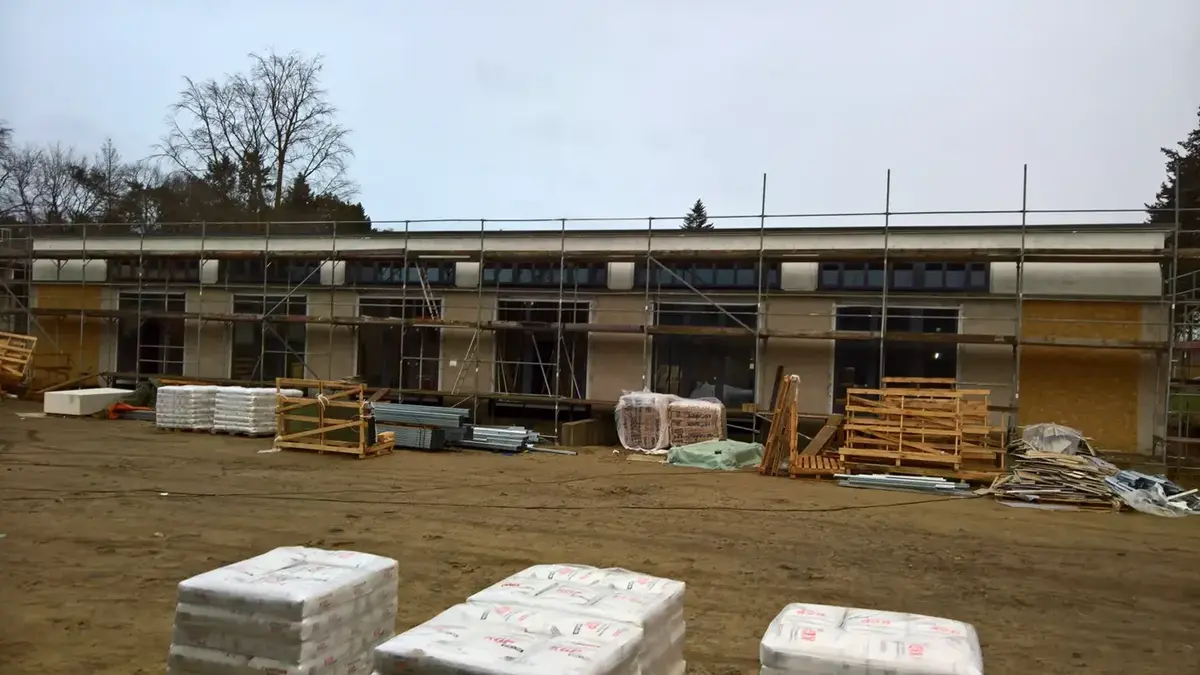 Fenstermontage an einem Mehrfamilienhaus