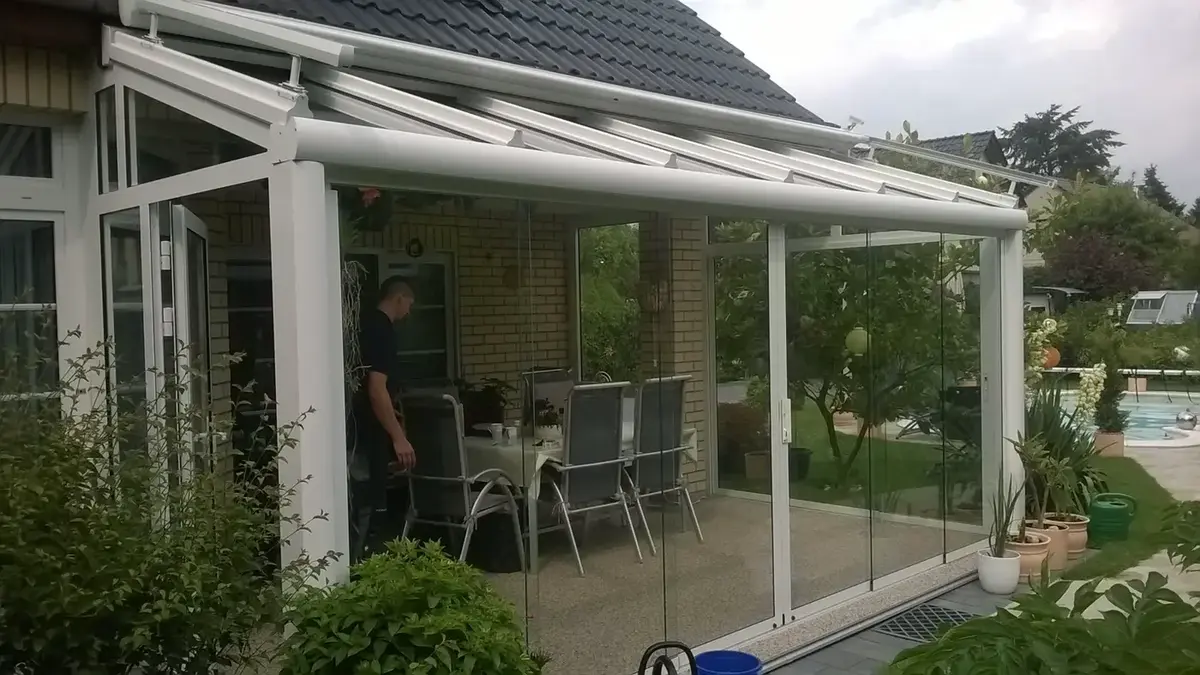 Ganzglas-Schiebeanlage unter einem Terrassendach in Schöneiche