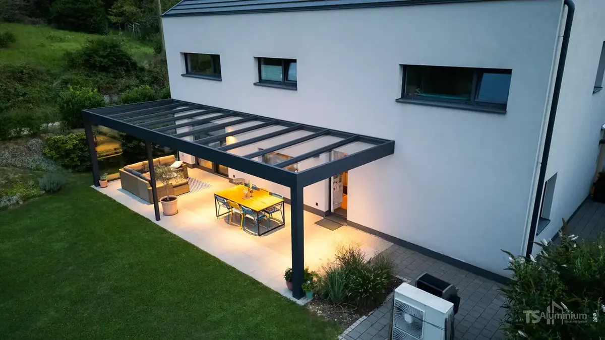 Glas-Schiebe-Dach am modernen Wohnhaus