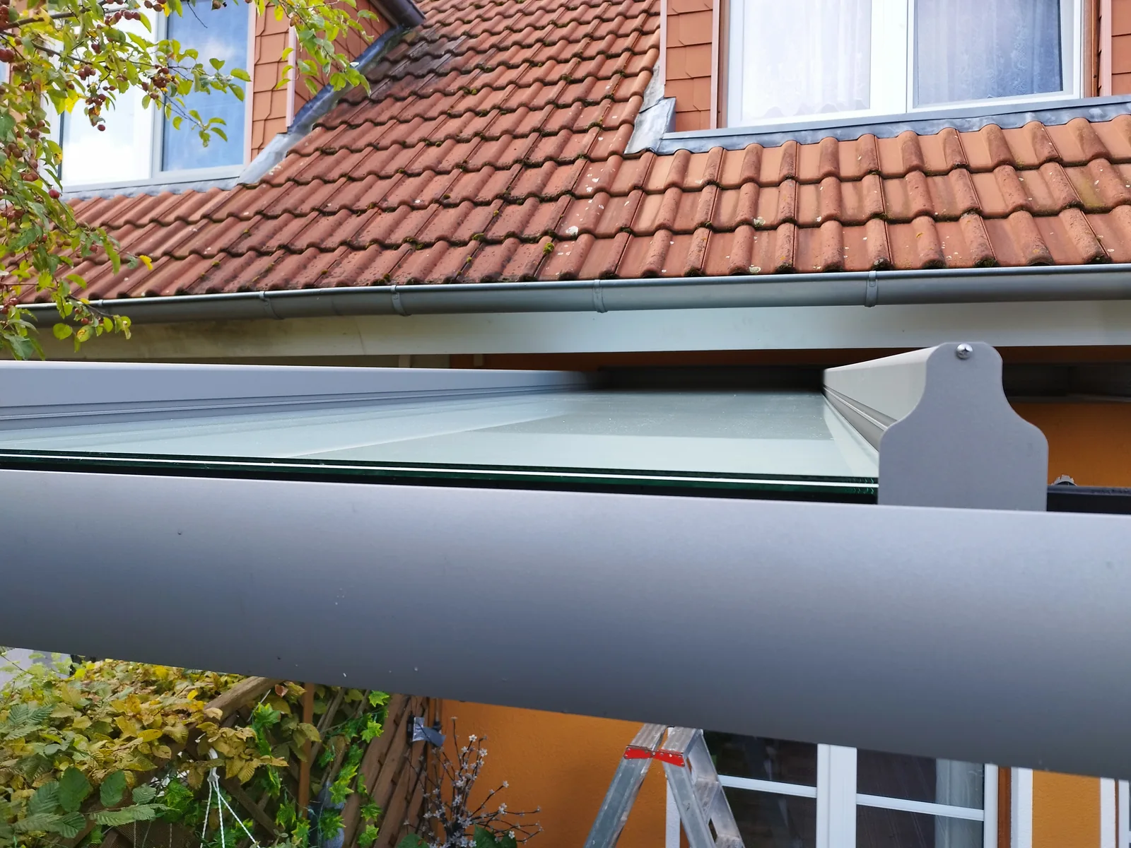 Detail der matten 10-mm-VSG-Verglasung und Rinne des heroal CR Terrassendachs