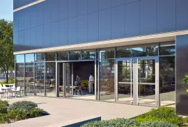 Aluminium-Glas-Fassade mit Objekttür und Glasfaltwand