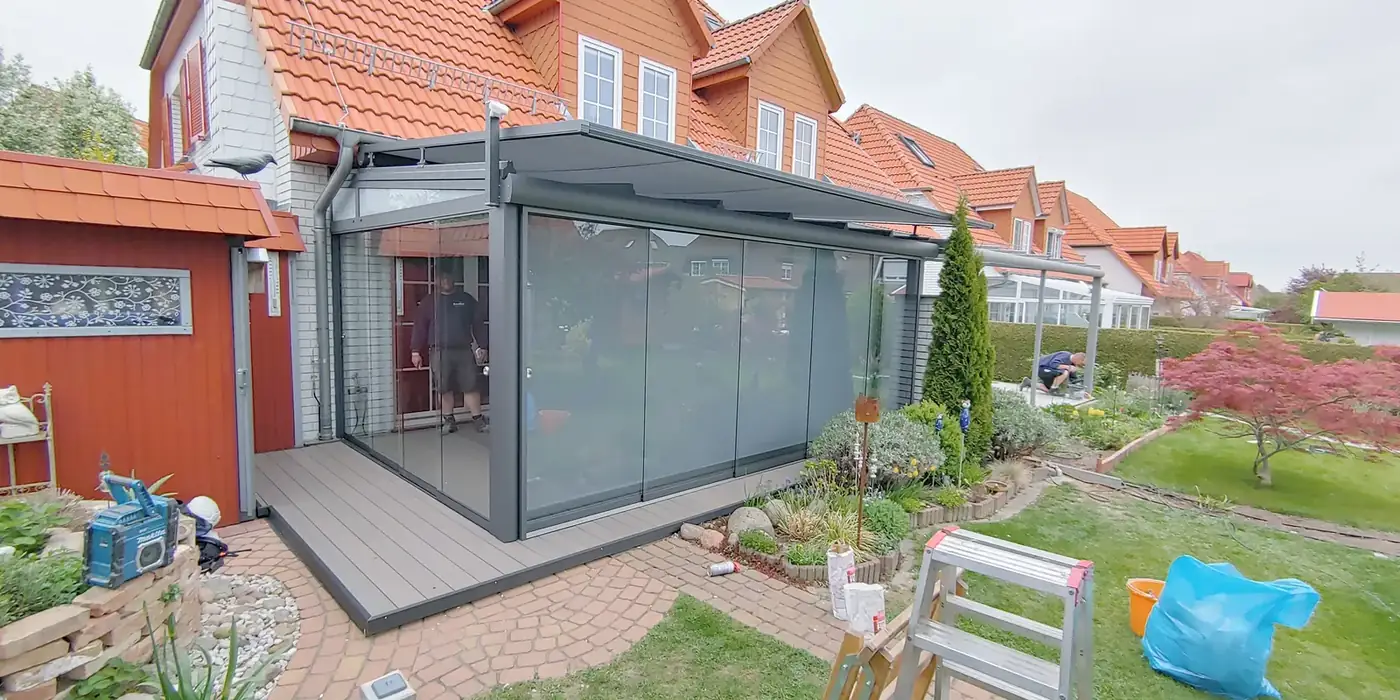 Geschlossener Sommergarten mit Ganzglasfront und WPC-Terrasse in Hönow