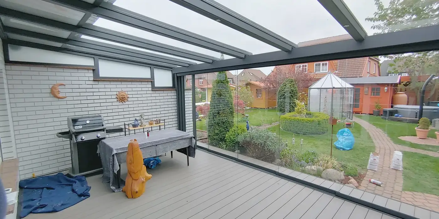 Innenansicht des Sommergartens mit WPC-Terrasse in Hönow