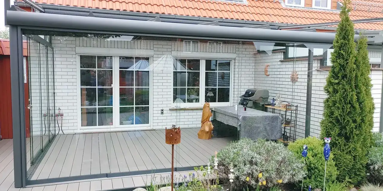 Geöffnete Ganzglasfront des Sommergartens in Hönow