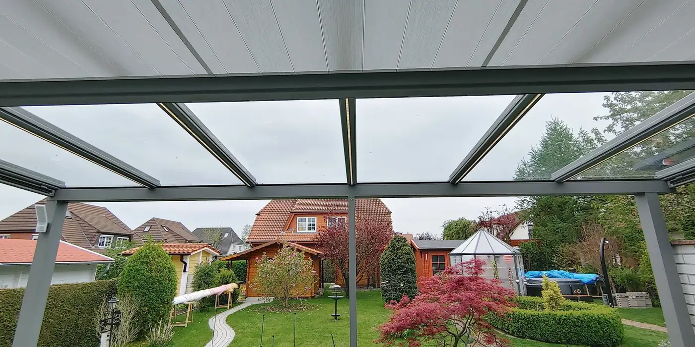 Untersicht des Terrassendachs mit Kadeco Unterglasmarkise in Hönow