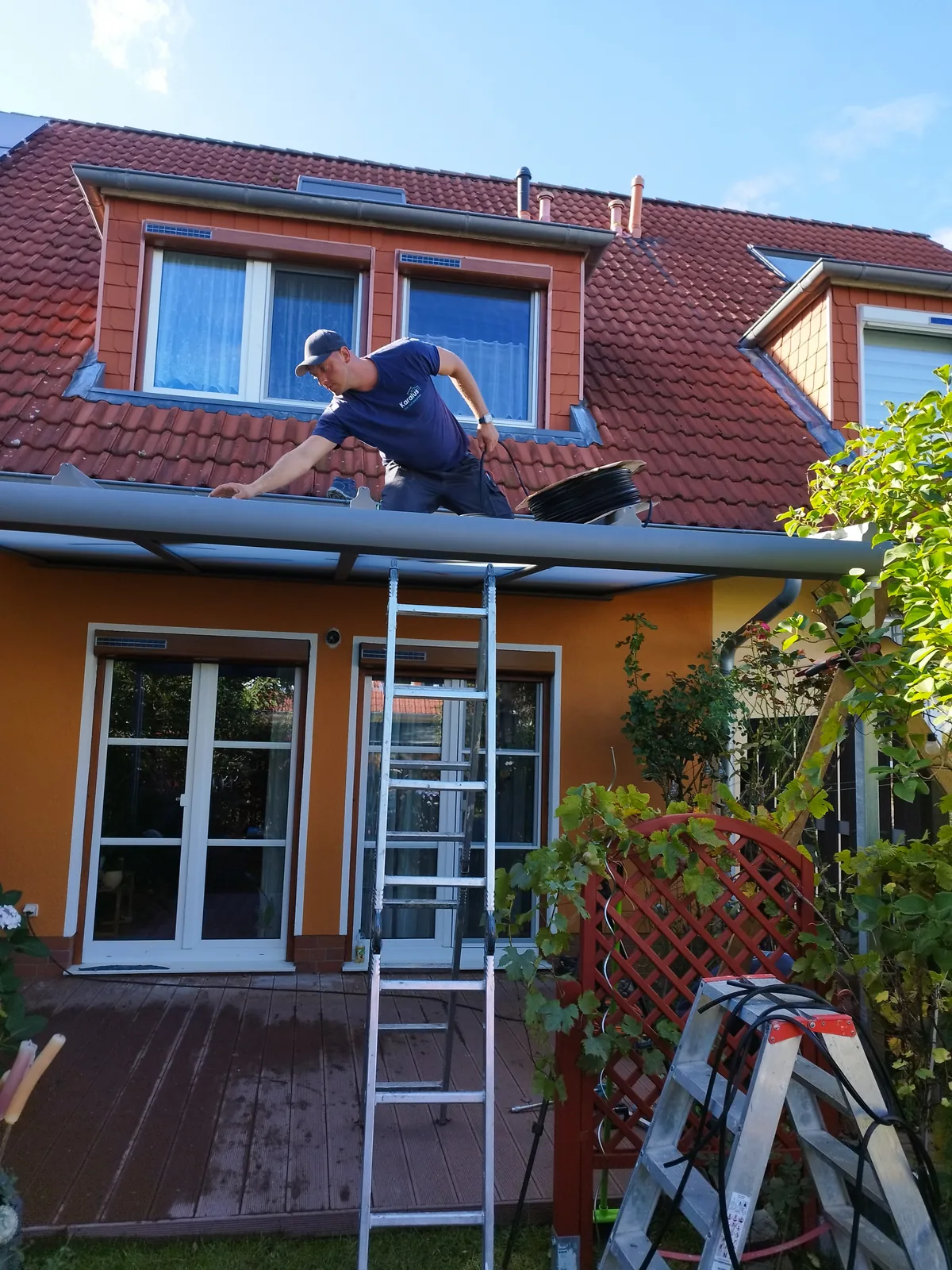 Karalus-Monteur bei den Abschlussarbeiten am Terrassendach