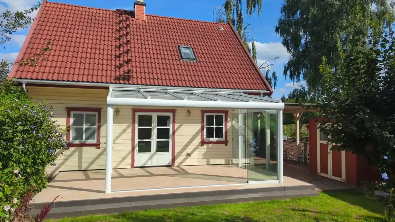 Unfertiger weißer Sommergarten mit Ganzglas-Schiebeanlagen in Berlin-Kaulsdorf