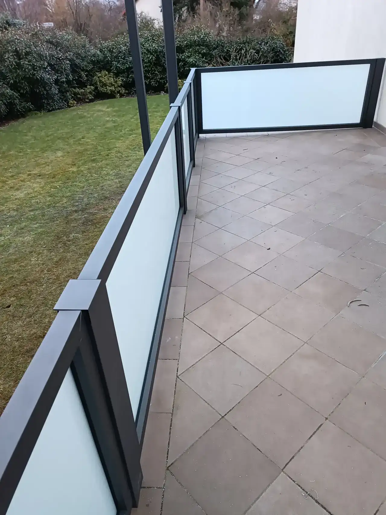 Innenansicht des umlaufenden Glasgeländers auf der Hochterrasse in Berlin-Mahlsdorf