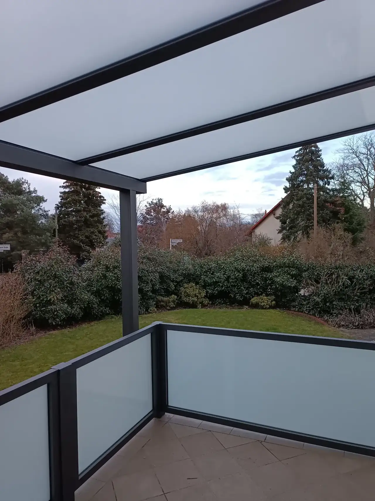 Untersicht des heroal CR Terrassendachs auf der Hochterrasse