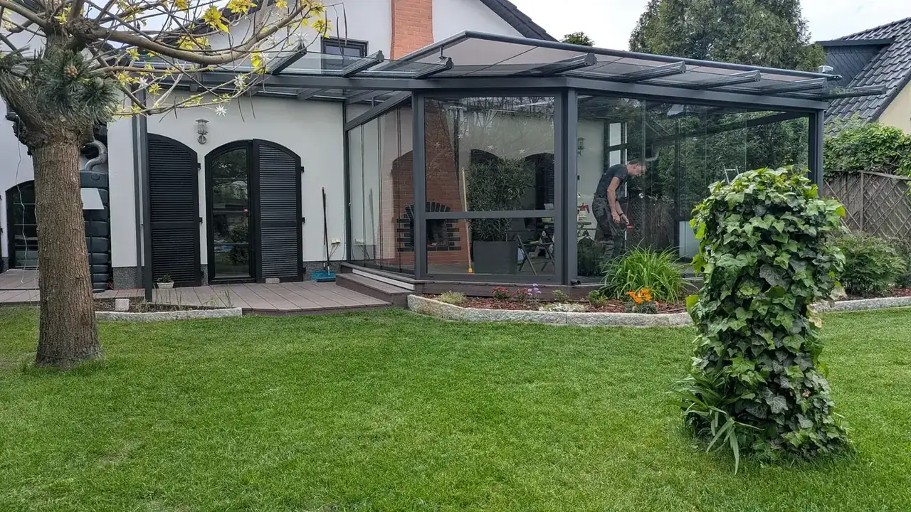Großer Sommergarten mit diagonalem Glasdach und Kamin in Berlin-Marzahn