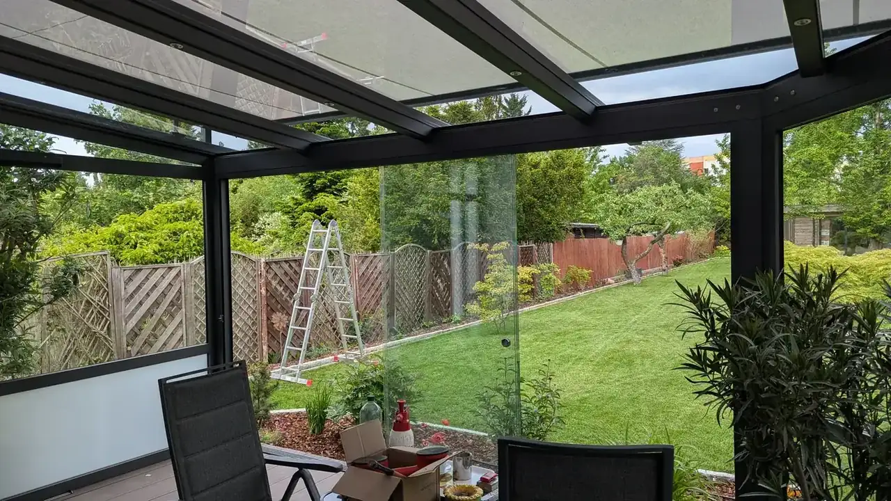 Innenansicht des Sommergartens mit Diagonalen und Ganzglasschiebern