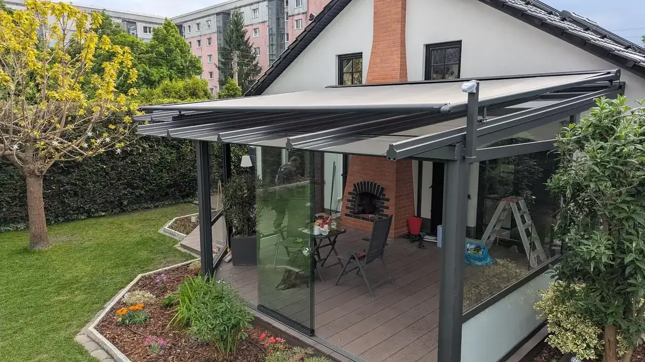 Kadeco 510 Markise auf der Sonderkonstruktion in Berlin-Marzahn