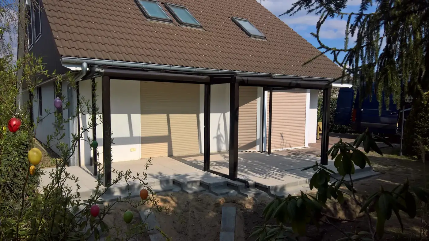 Braunes Terrassendach mit versetzter Rinne in Schöneiche