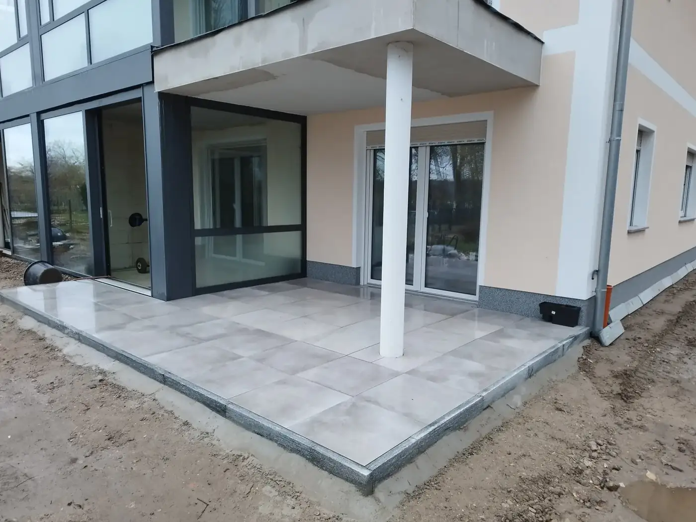 Vorbereitete Terrassenfläche vor dem Einbau des Warmwintergartens in Hennickendorf