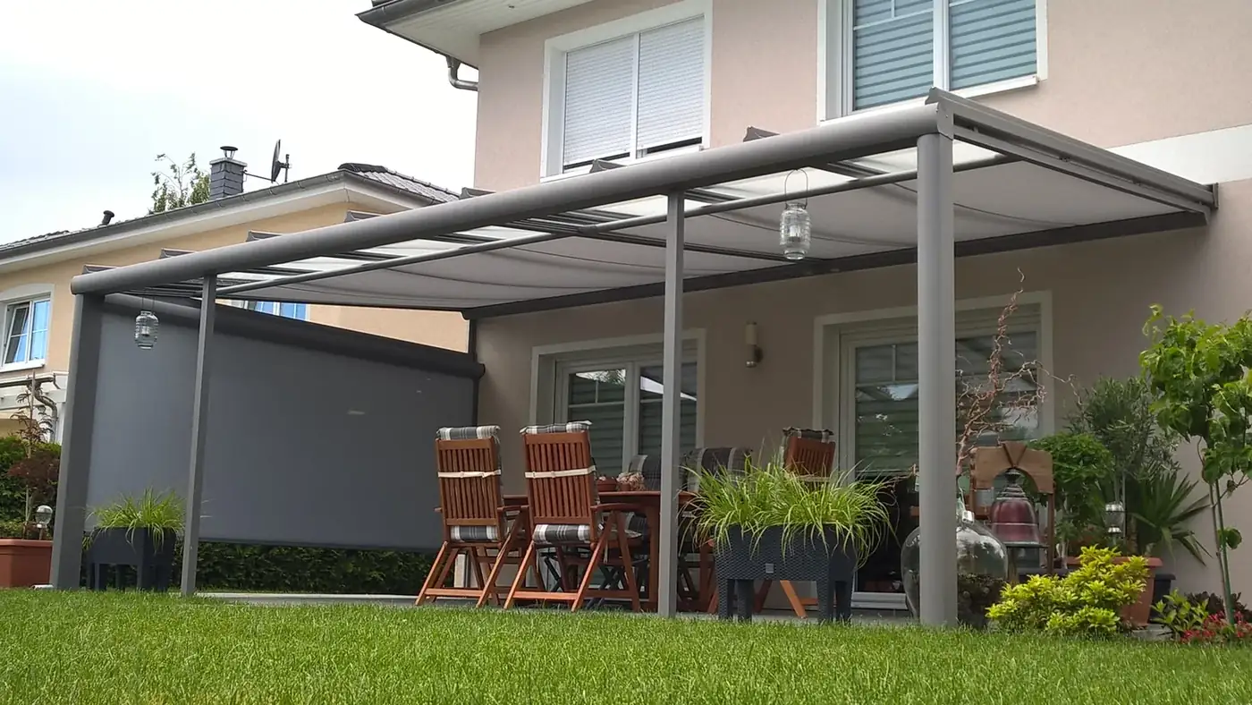 Terrassendach mit Athena-Unterglasmarkise und seitlichem ZIP-Screen in Birkenstein