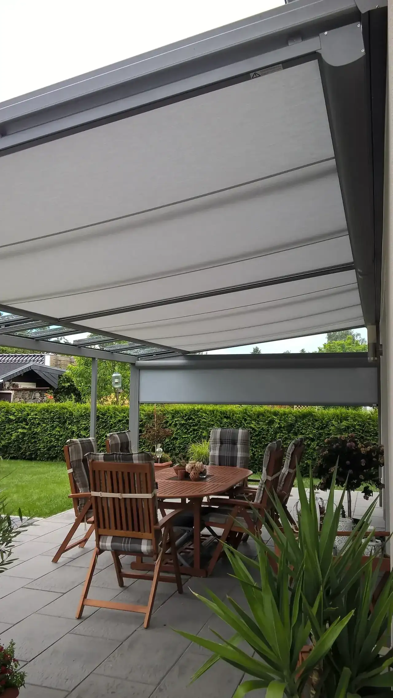 Athena-Unterglasmarkise unter dem Terrassendach in Birkenstein