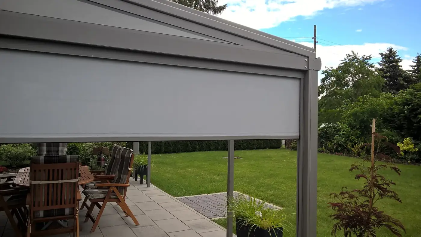 Ausgefahrener Kadeco ZIP 824 am Terrassendach in Birkenstein