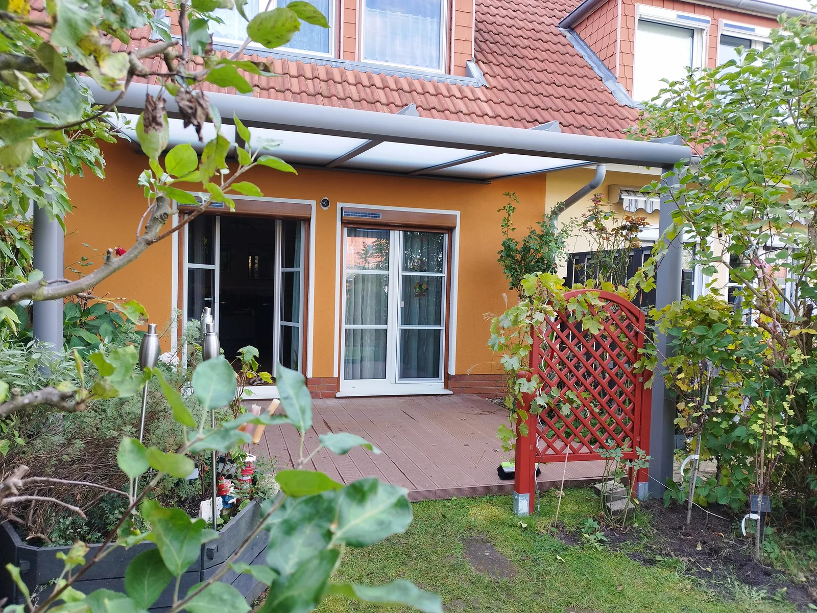 Terrassendach in Hoppegarten-Birkenstein harmonisch in Garten und Terrasse integriert